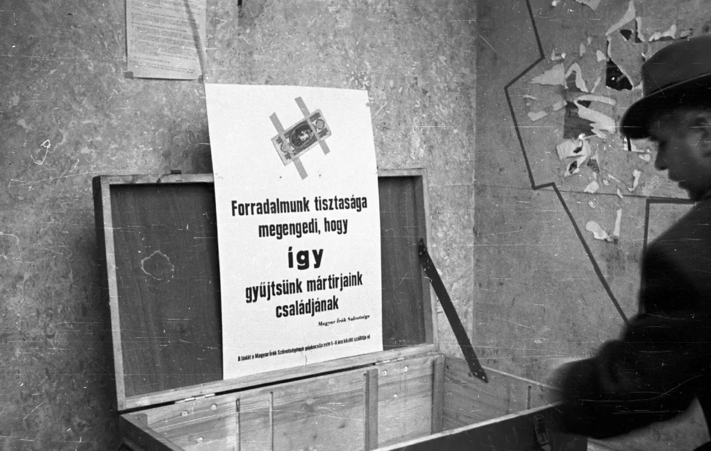 Открытый ящик для пожертвований семьям погибших на улице Будапешта, оставленный без охраны, 1956 год