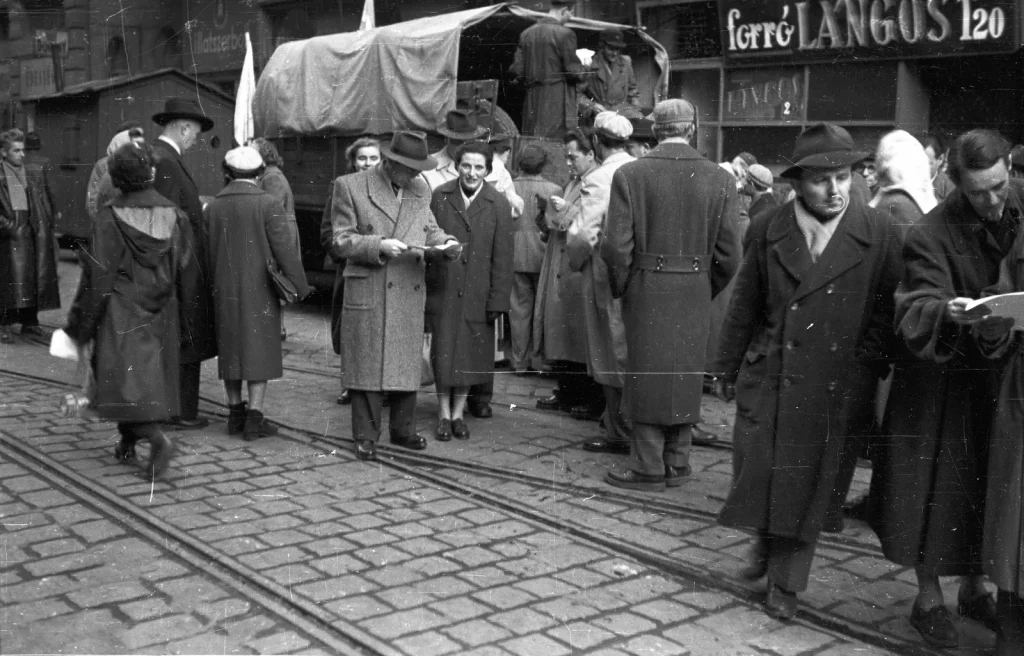 Прохожие читают листовки на улице Вишеград в Будапеште, 1956 год