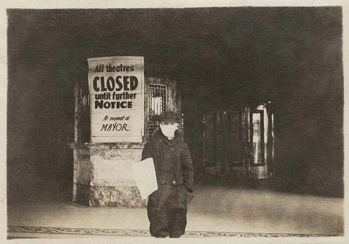 Мальчик-газетчик в маске у закрытого театра с объявлением «All theatres closed until further notice at request of Mayor», Сиэтл, 1918