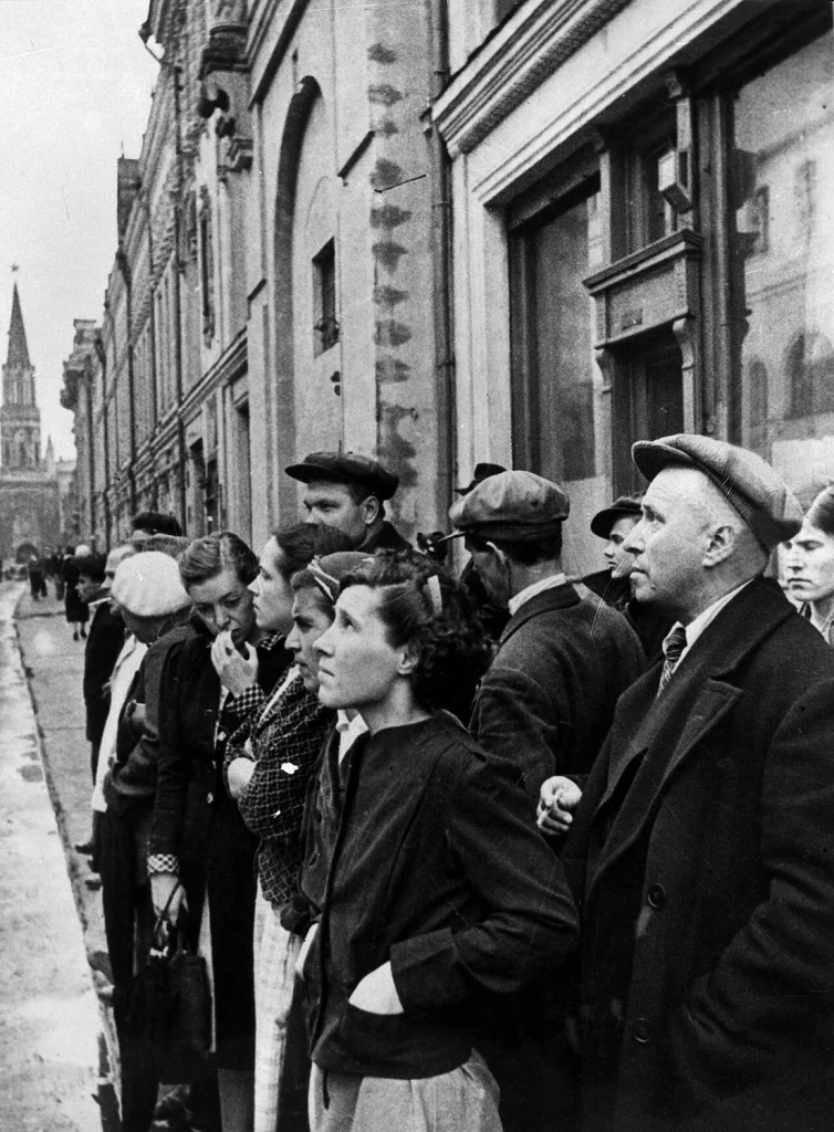 Начало Великой Отечественной войны, 22 июня 1941 года: москвичи на улице 25-го Октября слушают из репродуктора выступление Молотова о нападении Германии