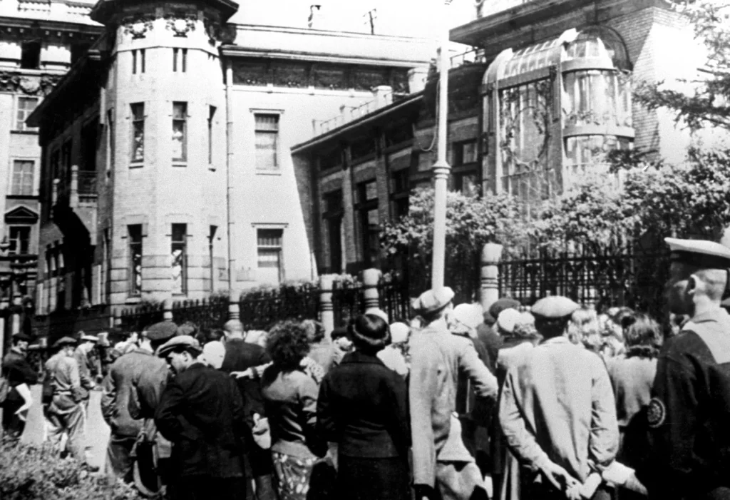 Ленинградцы у особняка Кшесинской слушают по радио сообщение о нападении Германии, 22 июня 1941 года