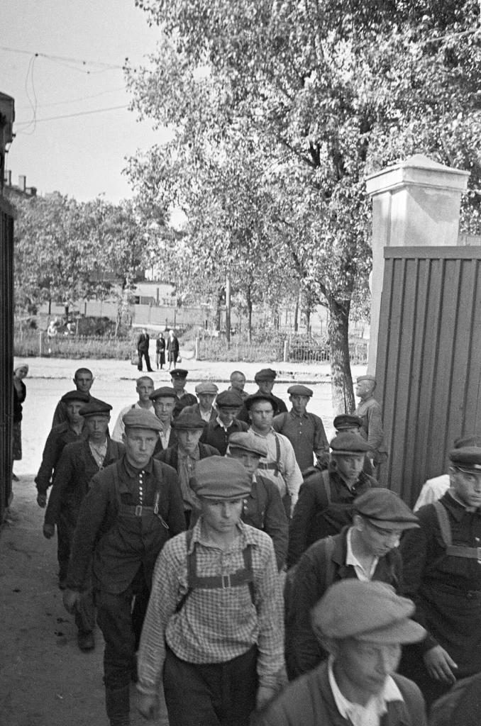 Новобранцы входят в ворота казармы имени Ворошилова в Москве, 23 июня 1941 года