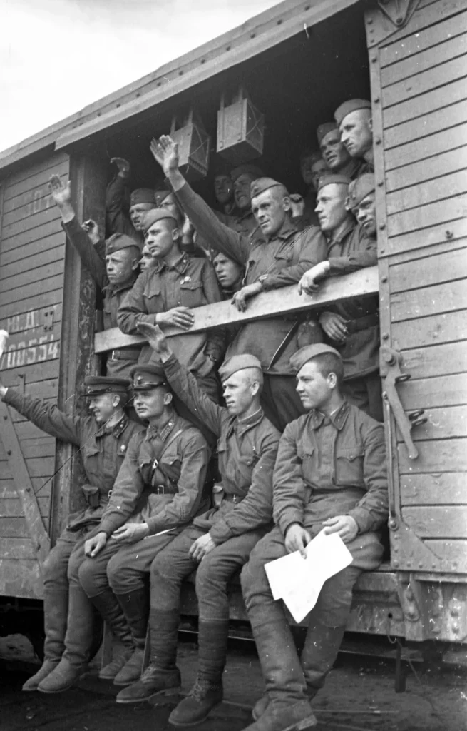 Бойцы в теплушке эшелона машут провожающим, июнь 1941 года