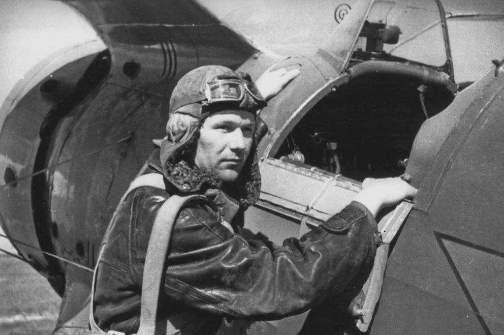 Командир эскадрильи 148-го истребительного авиаполка капитан Яков Титаев в кабине истребителя И-153 «Чайка» перед вылетом, июнь 1941 года