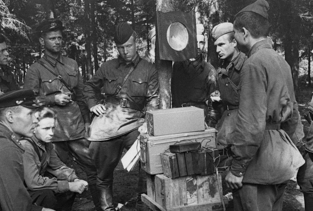 Бойцы Западного фронта слушают радиосообщение у приёмника в лесу, начало июля 1941 года