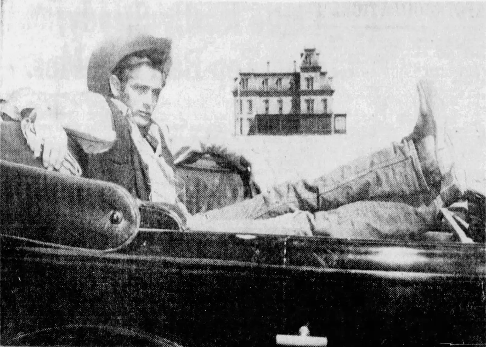 Дин на съёмках «Гиганта» в Техасе, газета Fort Worth Star-Telegram, 17 июня 1955 года