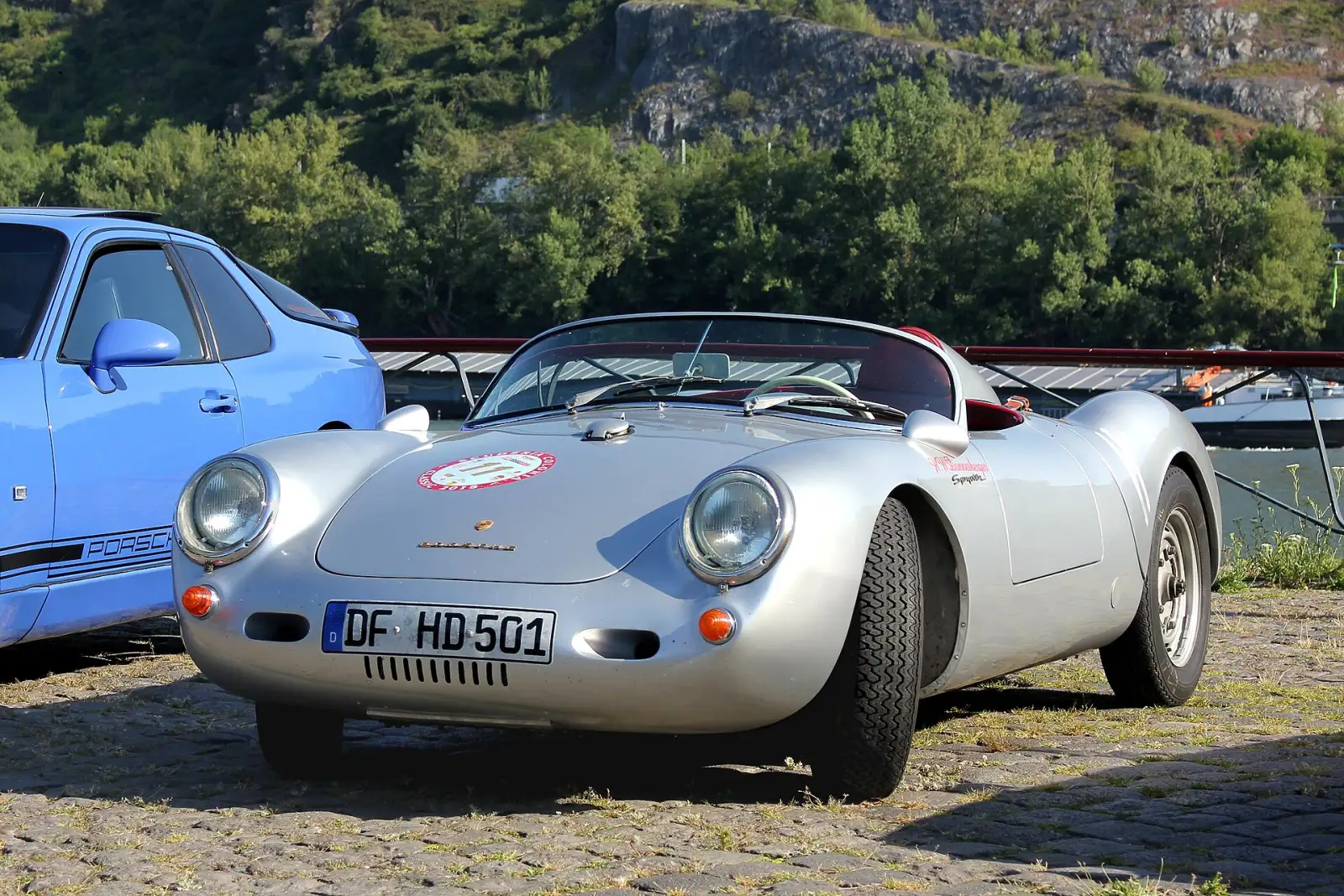 Porsche 550 A Spyder: низкий алюминиевый кузов, в сумерках его почти не видно