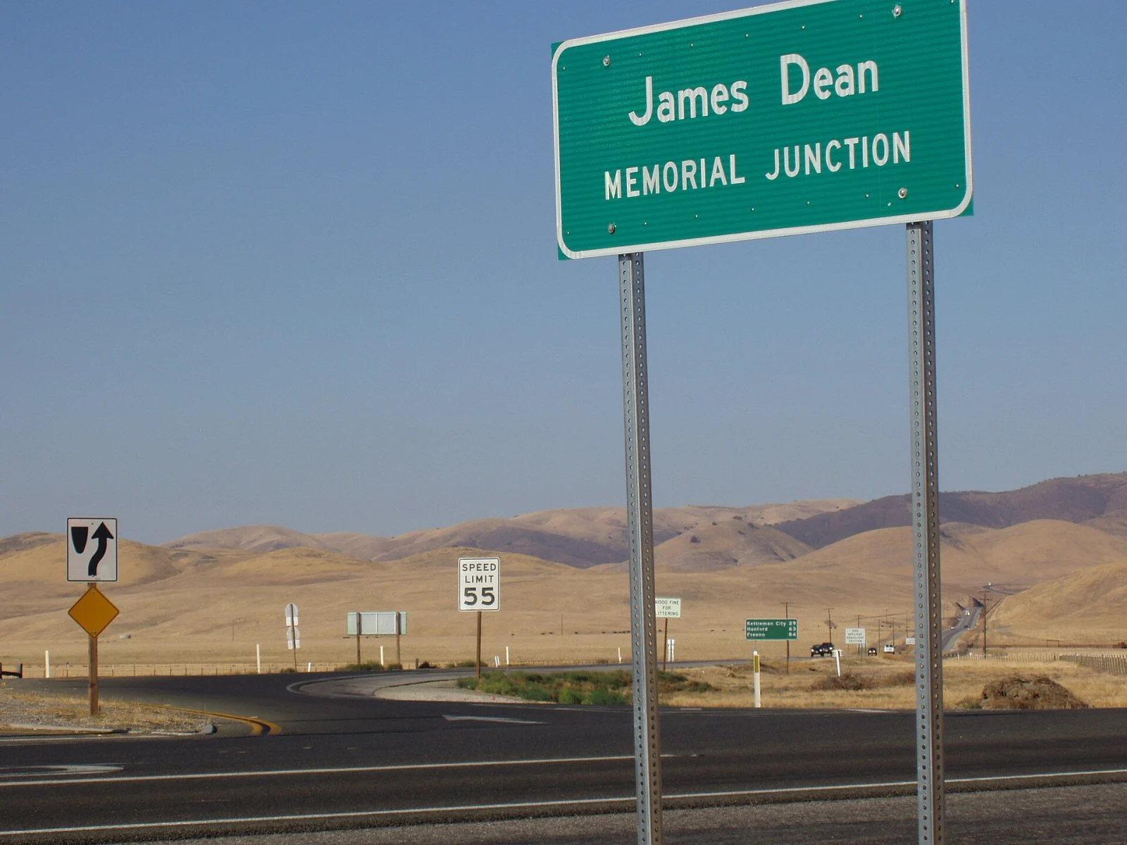 Указатель «James Dean Memorial Junction» на развилке шоссе SR 46 и SR 41 у Чоулэйма