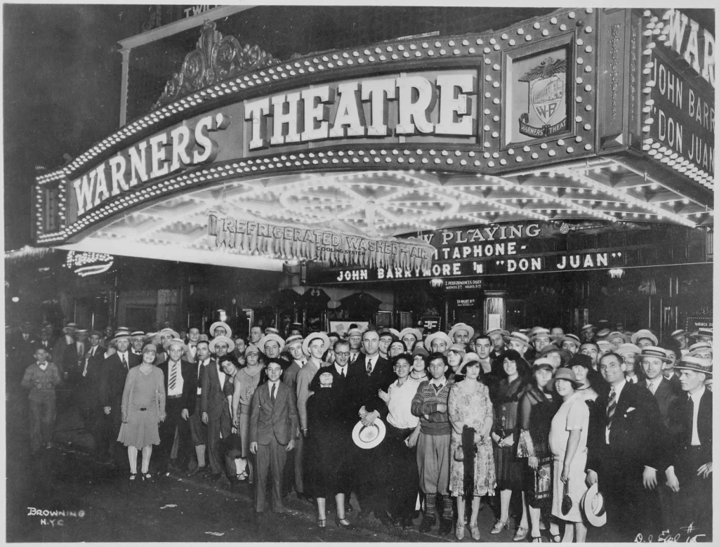 Толпа нью-йоркцев перед светящимся козырьком Warners' Theatre на Бродвее в вечер премьеры «Дон Жуана» с Vitaphone, 6 августа 1926 года