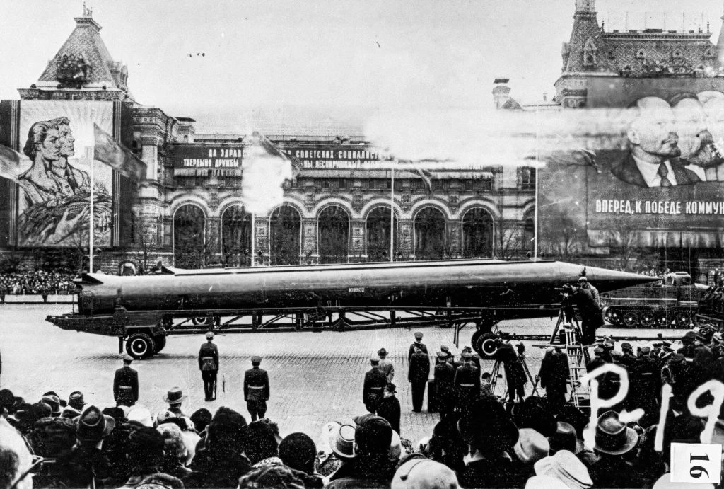 Ракета Р-12 (SS-4 по классификации НАТО) на параде в Москве. Справочный снимок ЦРУ, по которому дешифровщики опознали ракеты на Кубе (снят позже, в 1960-е)