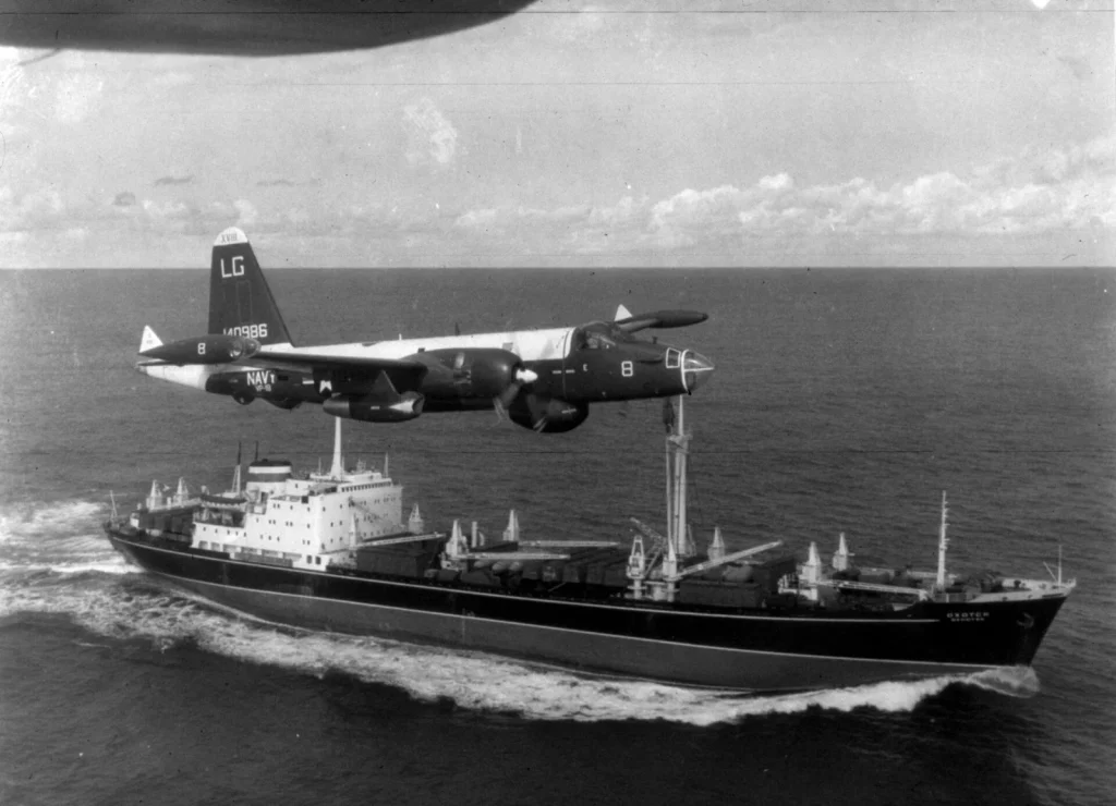 Декабрь 1962 года. Патрульный самолёт SP-2H «Нептун» над советским сухогрузом, вероятно «Охотском», который вывозил с Кубы бомбардировщики Ил-28