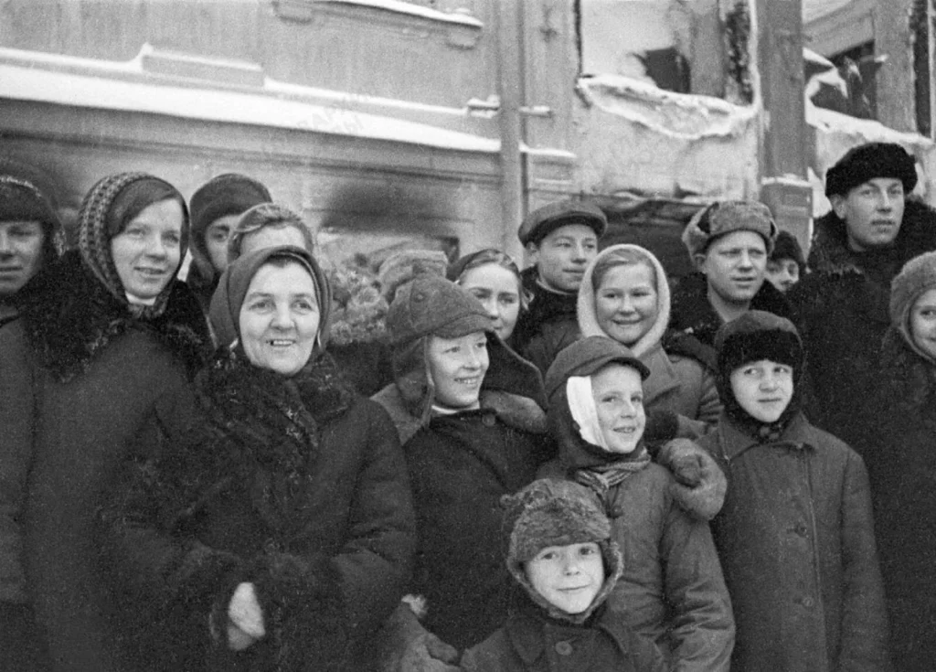 Жители Калинина на улице после освобождения города, декабрь 1941 года