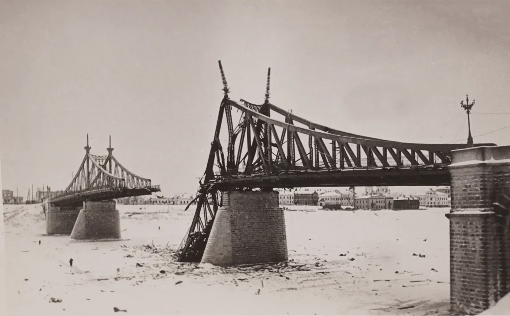 Взорванный немцами при отступлении Староволжский мост в Калинине, зима 1941–1942 года