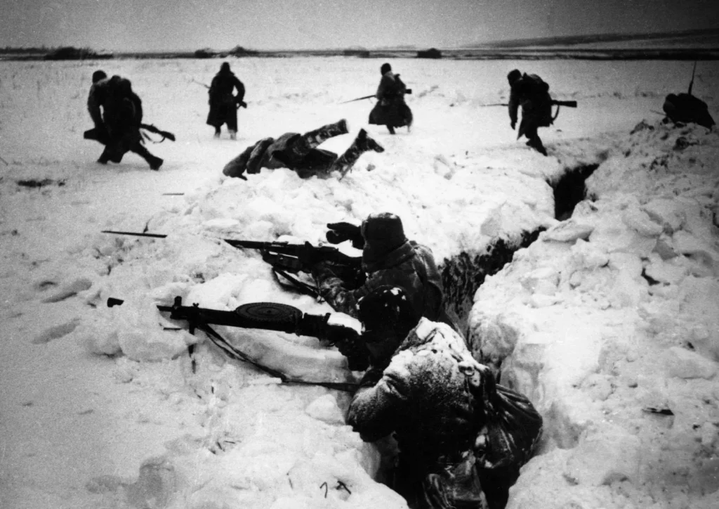 Советские бойцы идут в атаку по снежному полю под Москвой, декабрь 1941 года