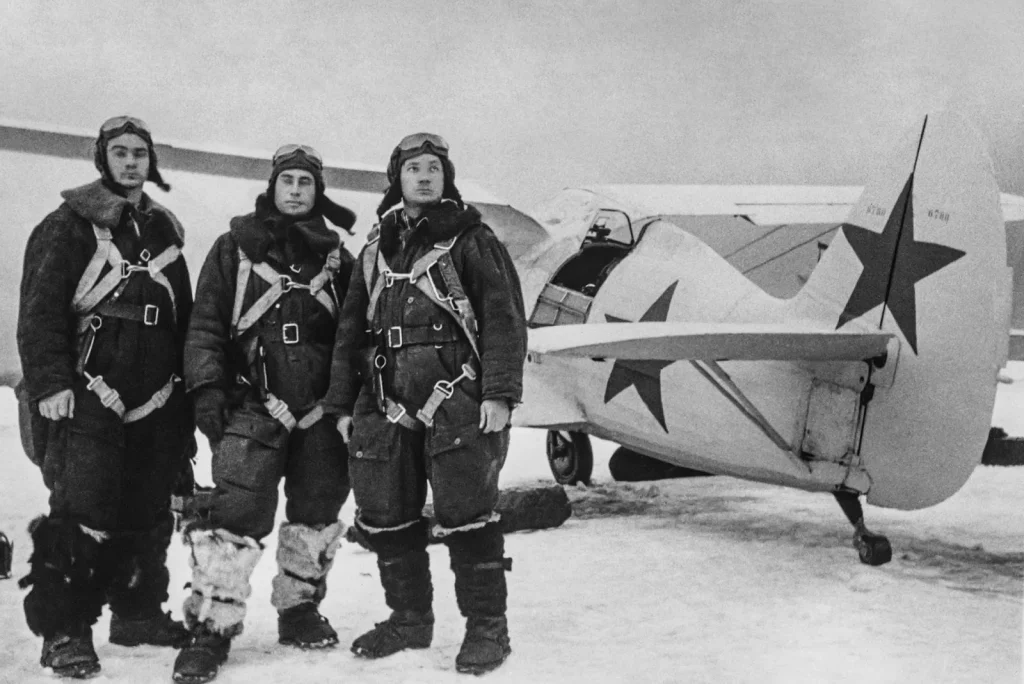 Лётчики 120-го истребительного авиаполка у истребителя после штурмовки немецких войск под Истрой, декабрь 1941 года