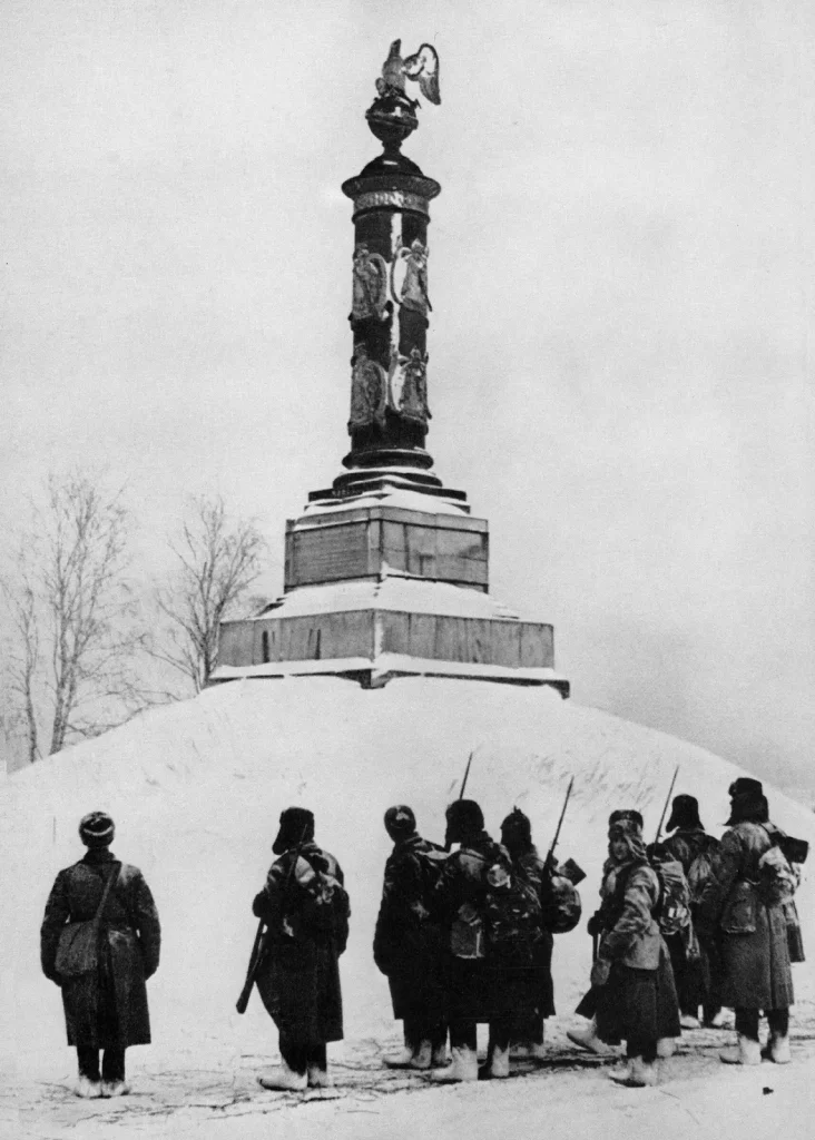 Советские солдаты у памятника войне 1812 года в Тарутине Калужской области, декабрь 1941 года