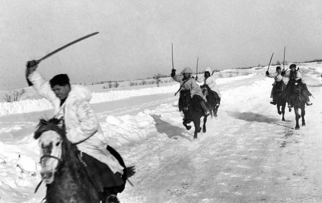 Советские кавалеристы преследуют противника на Западном фронте, февраль 1942 года
