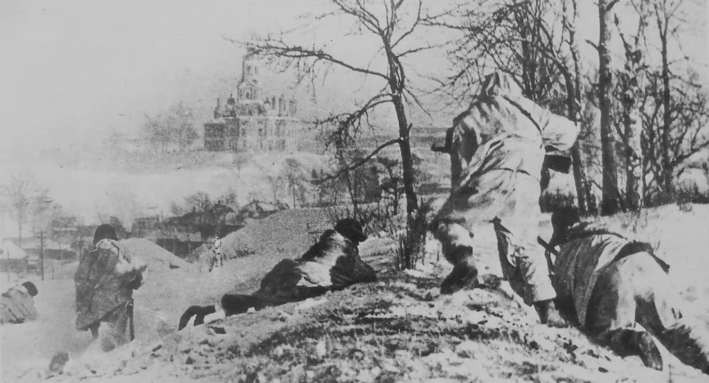 Бойцы 82-й мотострелковой дивизии в бою на окраине Можайска, январь 1942 года, позади Ново-Никольский собор