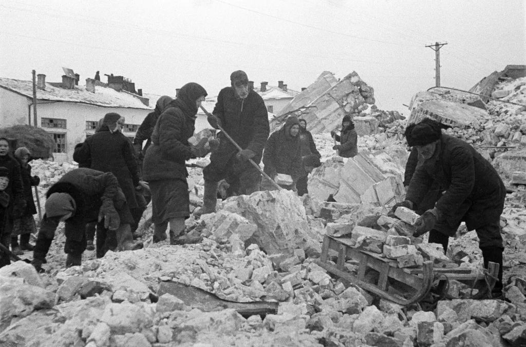 Жители Можайска расчищают завалы после освобождения города, зима 1942 года