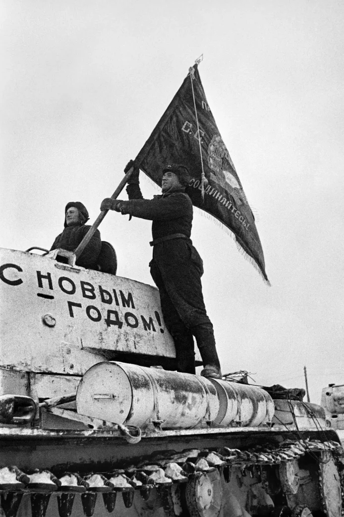 Танкисты уходят на фронт, на броне флаг с надписью «С Новым годом!», Москва, 31 декабря 1941 года