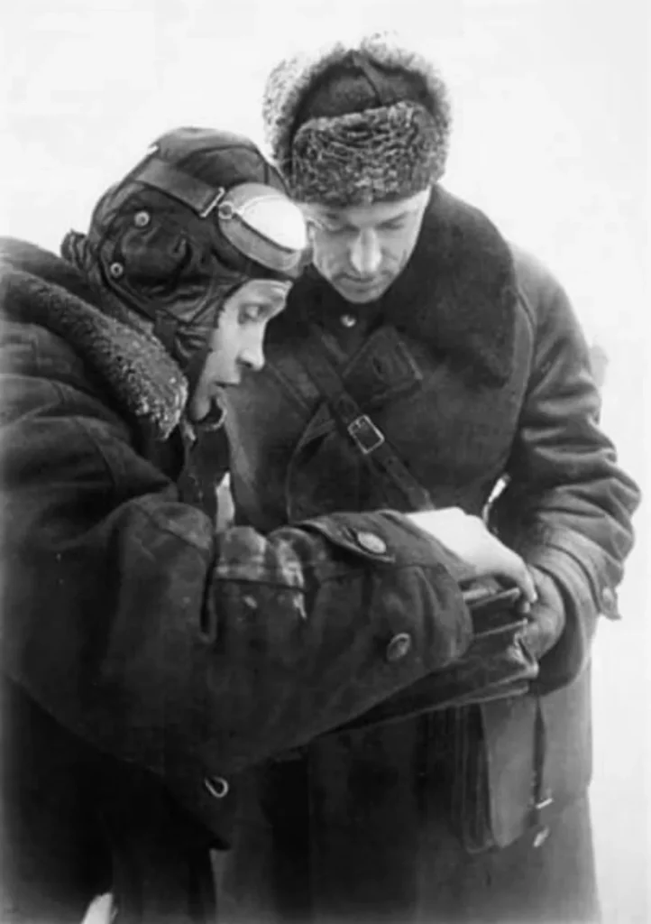 Командующий 16-й армией Константин Рокоссовский изучает карту воздушной разведки, декабрь 1941 года
