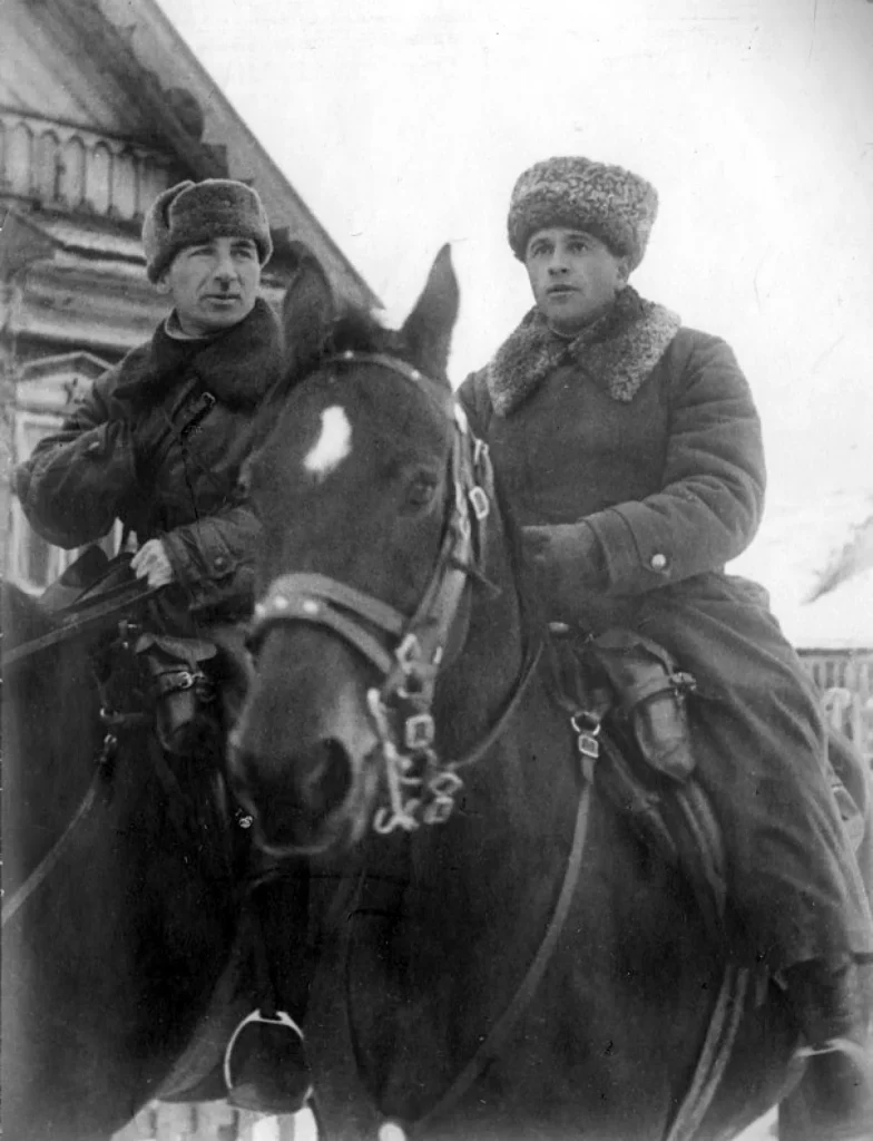 Генерал-майор Лев Доватор и генерал-майор Исса Плиев на Волоколамском направлении, ноябрь 1941 года
