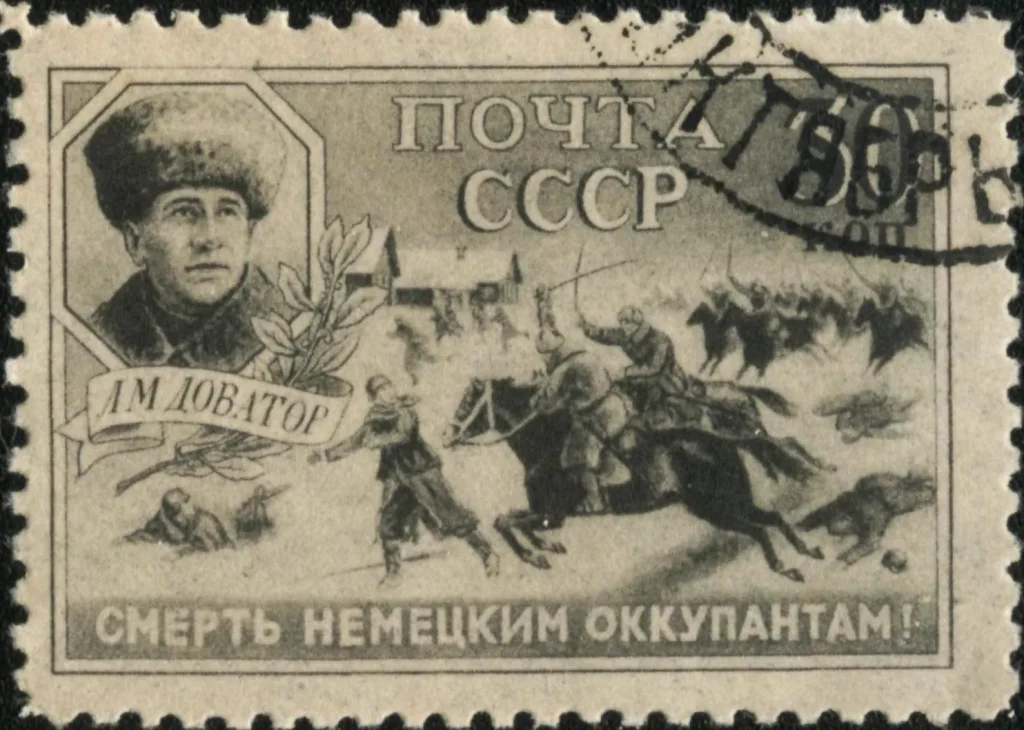 Почтовая марка СССР 1942 года с портретом генерала Доватора и атакой его конницы