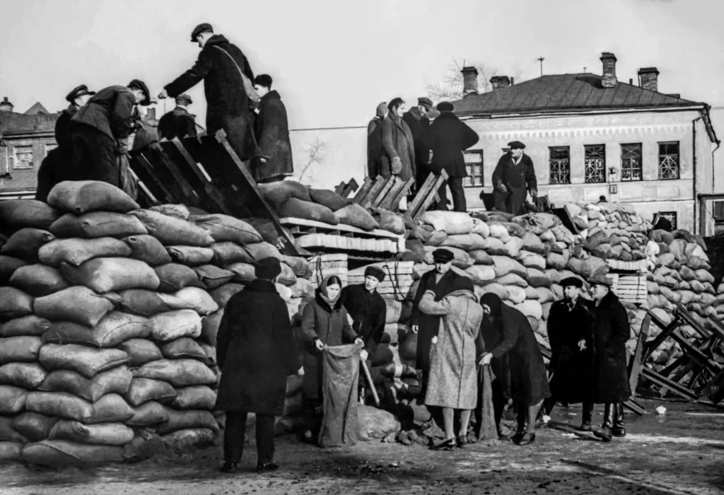 Москвичи строят баррикаду на Смоленской улице во время осадного положения, октябрь 1941 года