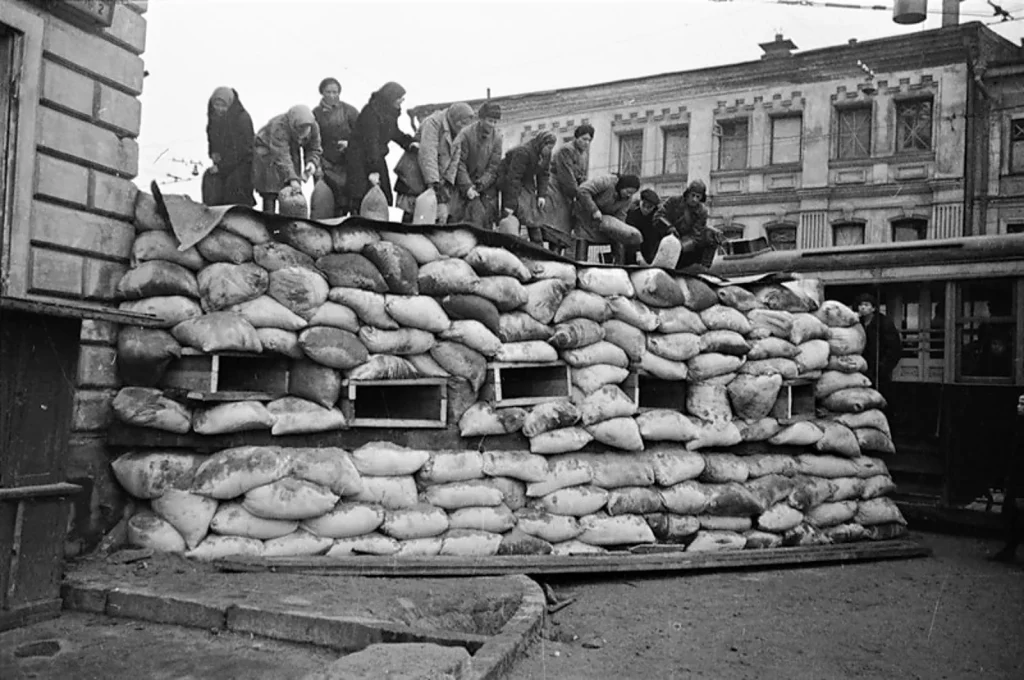 Баррикада на углу Балчуга и Лубочного переулка у Кремля, октябрь 1941 года