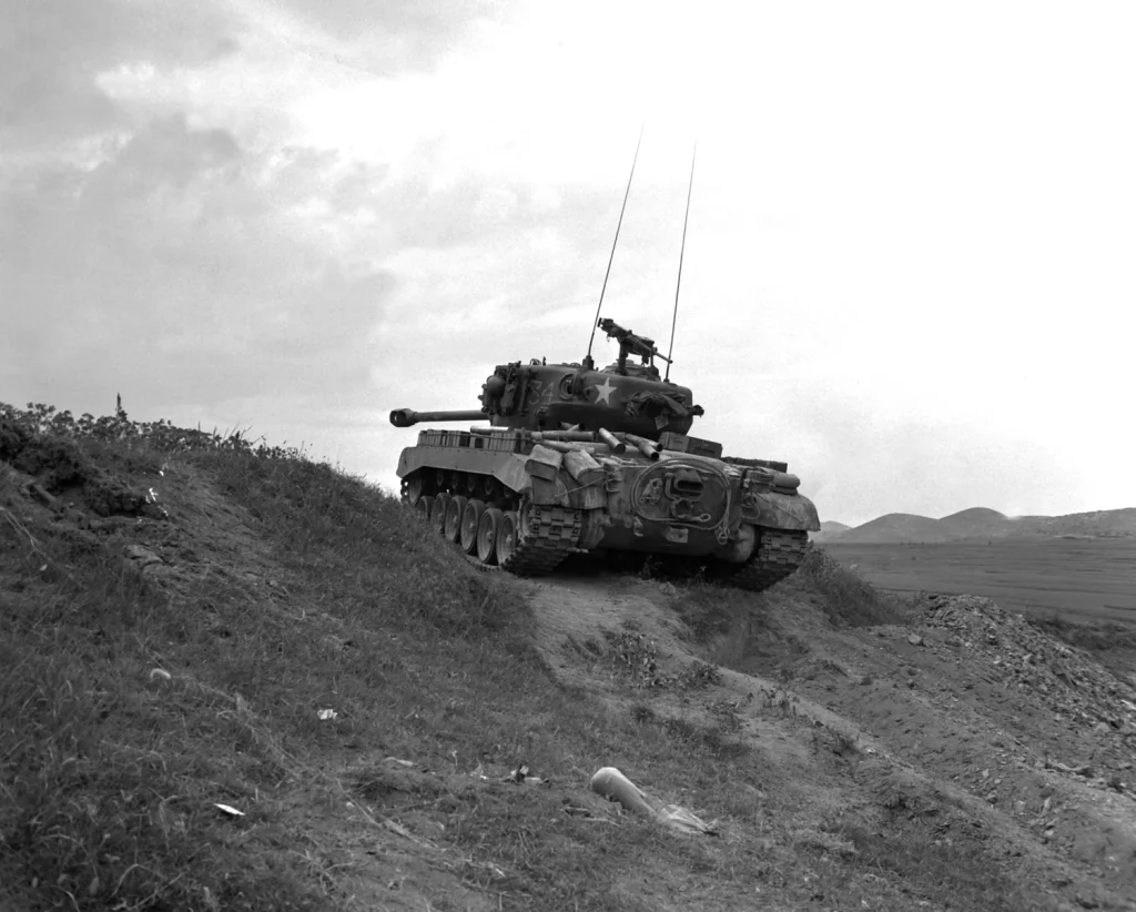 Американский танк M26 «Першинг» на гребне холма на фоне неба