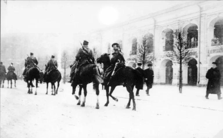 Кровавое воскресенье 1905 года: конный патруль на Невском проспекте у Гостиного двора 9 января