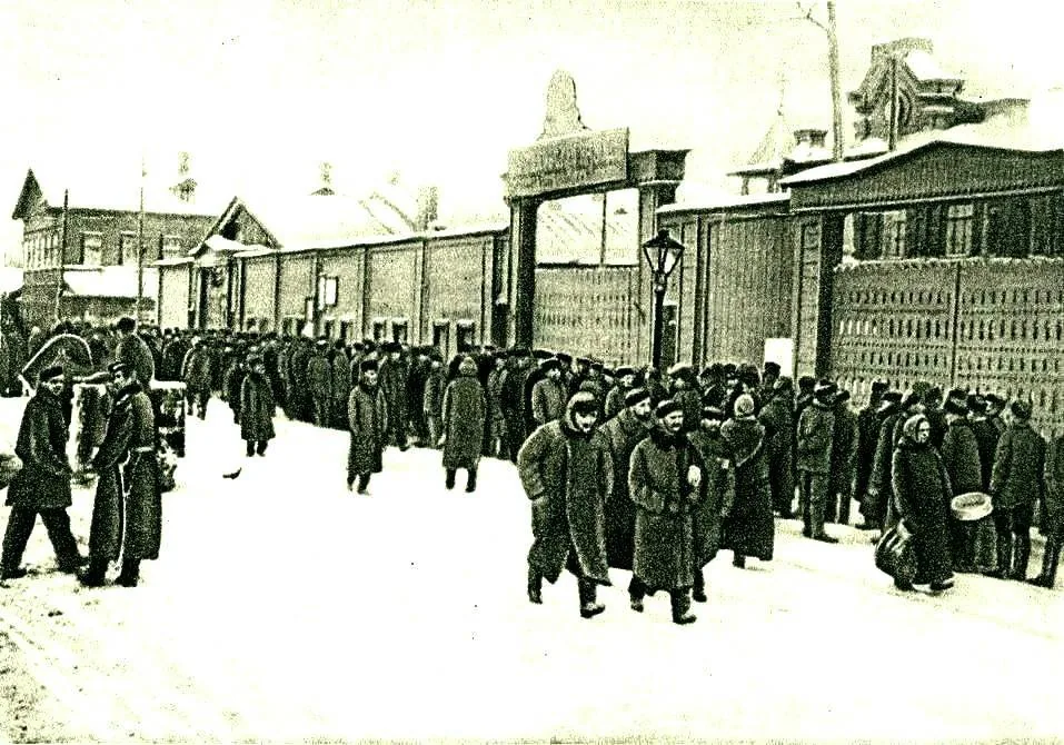 Бастующие рабочие у ворот Путиловского завода, январь 1905 года