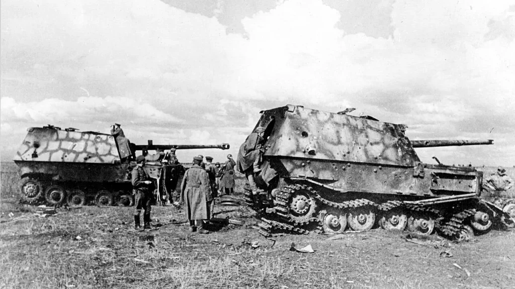 Советские военные осматривают подбитые немецкие самоходки «Фердинанд» на Орловском участке Курской дуги, июль 1943 года