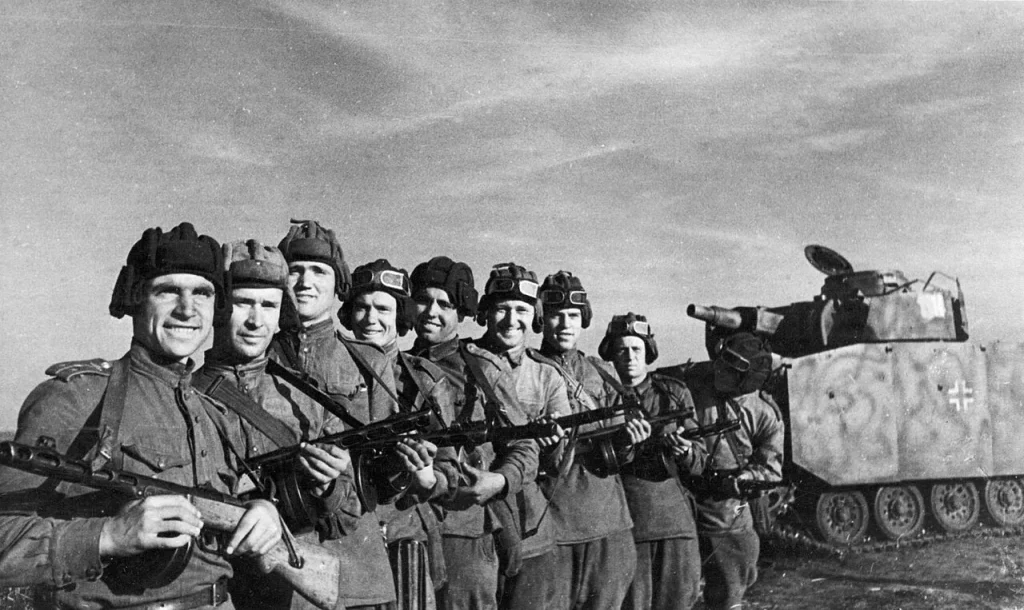 Разведчики капитана Д. Закревского у угнанного ими немецкого танка Pz.Kpfw. III, июль 1943 года