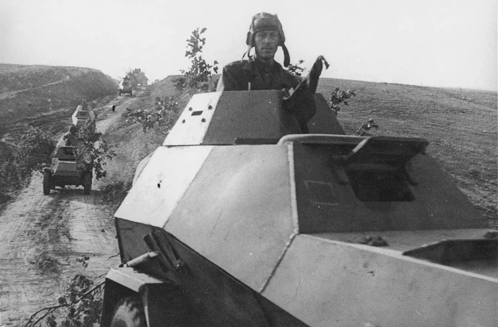 Колонна бронеавтомобилей БА-64 с маскировкой из веток идёт к передовой на Курской дуге, июль 1943 года