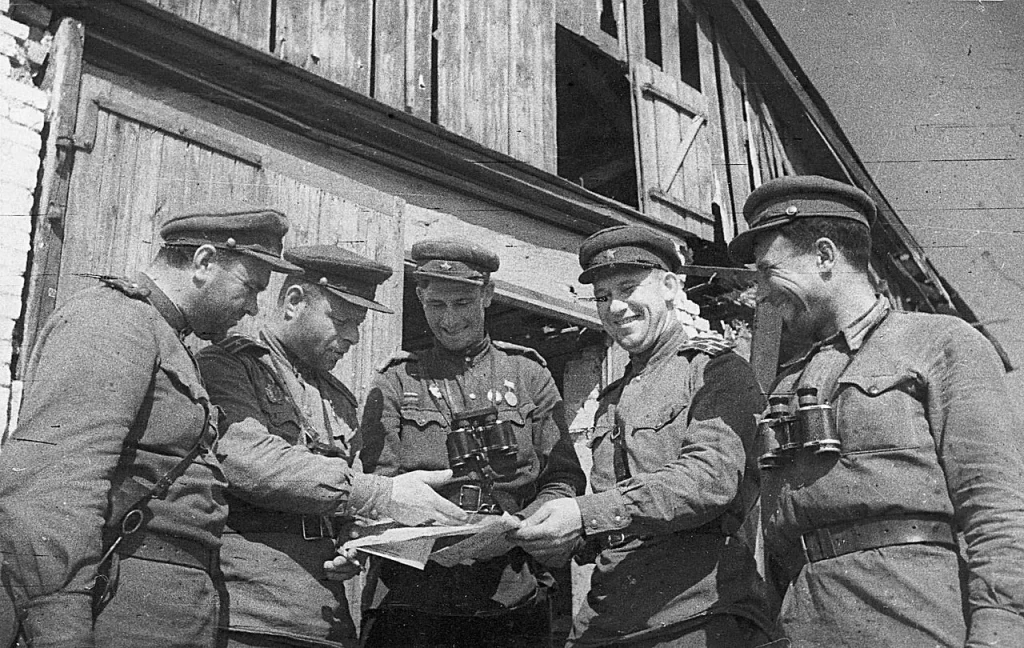 Командир 305-й стрелковой дивизии полковник А. Ф. Васильев с офицерами над картой в селе Шляхово, июль 1943 года