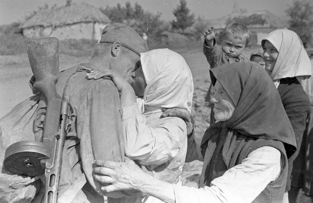 Сержант С. И. Трифонов встречает мать, жену и дочь в освобождённом селе Казацкое, 3 августа 1943 года