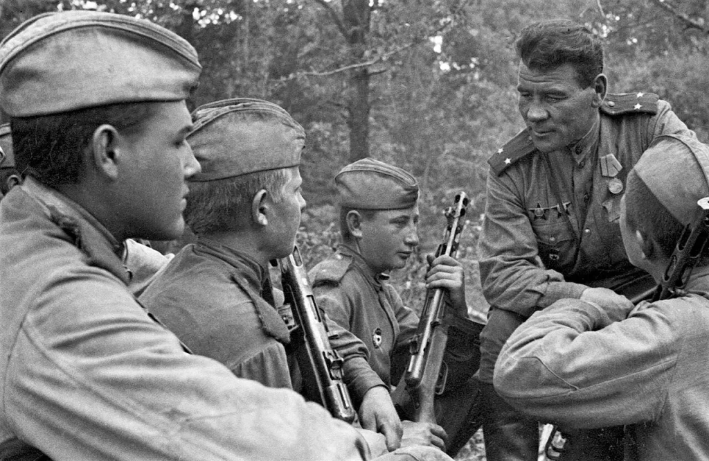Гвардии подполковник П. В. Данилов беседует с бойцами 13-й гвардейской дивизии перед боем, 2 августа 1943 года