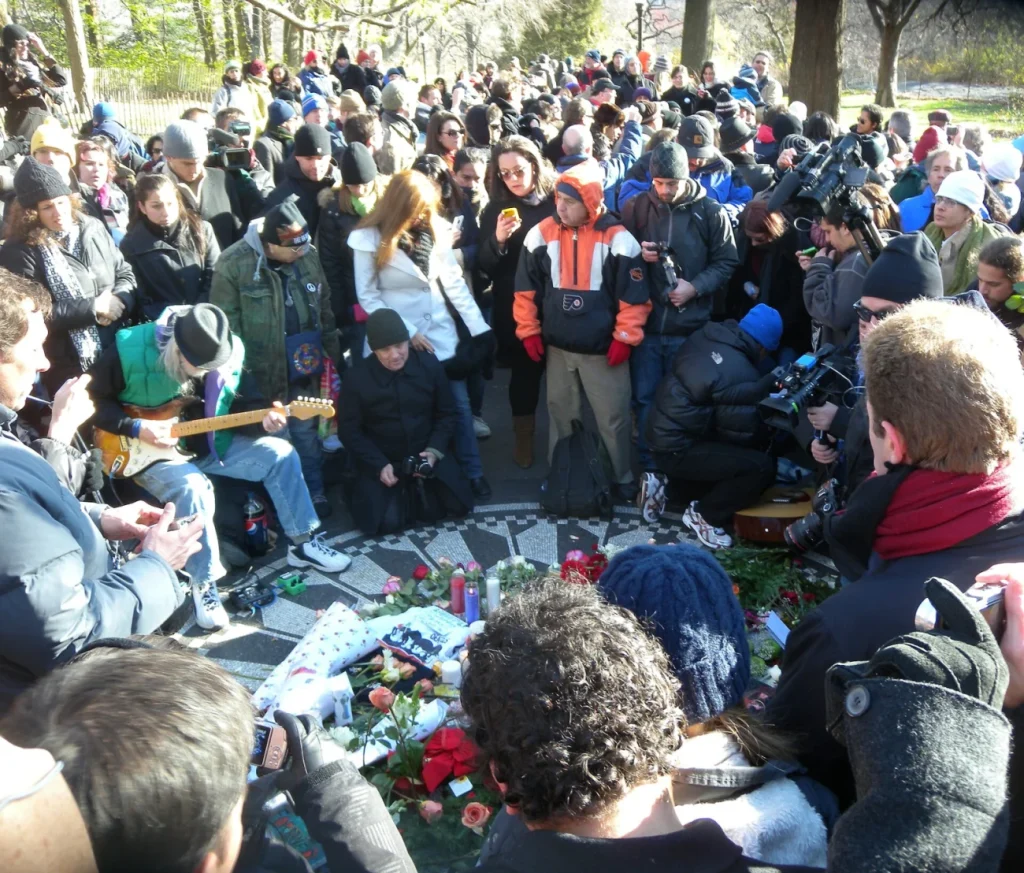 Тридцатая годовщина гибели Леннона: Strawberry Fields, 8 декабря 2010 года.