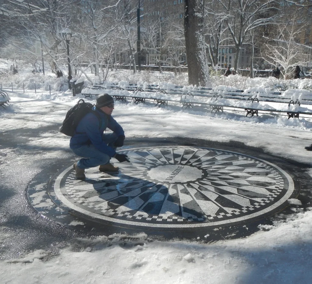 Мозаика «Imagine» после снегопада, февраль 2013 года.