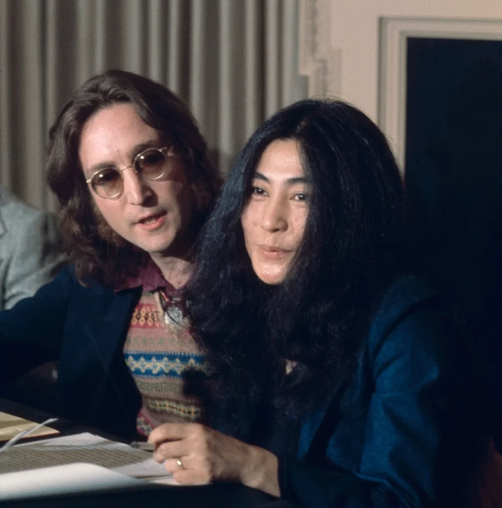 Леннон и Оно на пресс-конференции в Нью-Йорке 2 апреля 1973 года, в разгар борьбы с иммиграционной службой.