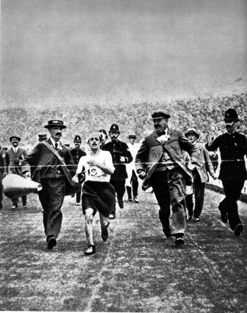 Дорандо Пьетри у финиша марафона среди судей и полицейских, 1908 год