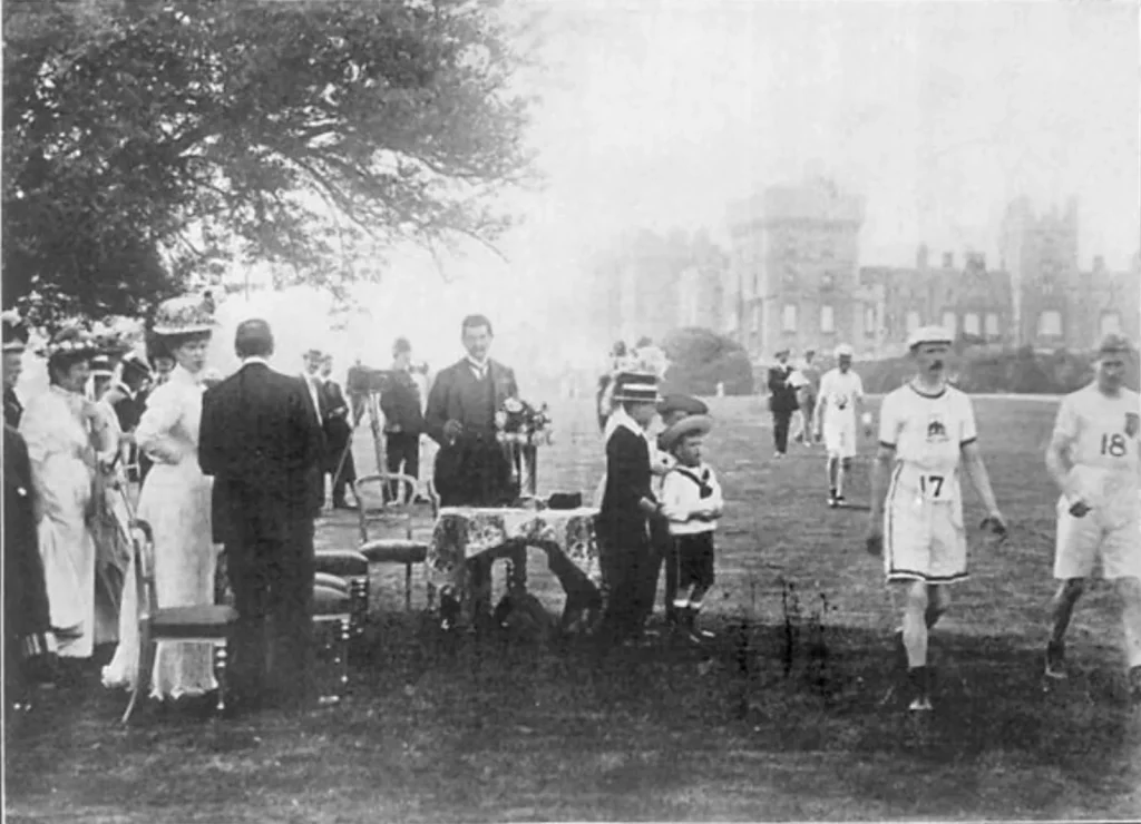 Принцесса Уэльская на старте марафона 1908 года у Виндзорского замка, рядом бегуны с номерами
