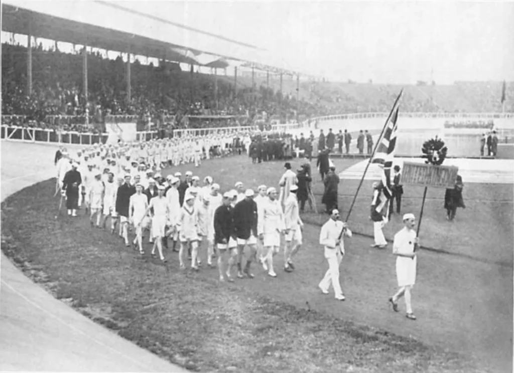 Британская команда со знаменем на параде открытия Олимпиады 1908 года