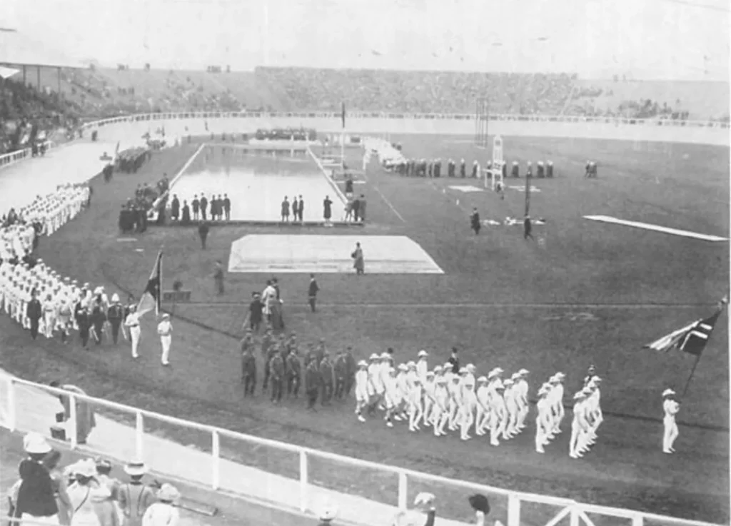 Команды Норвегии и Швеции на открытии Олимпиады 1908 года, в центре стадиона бассейн