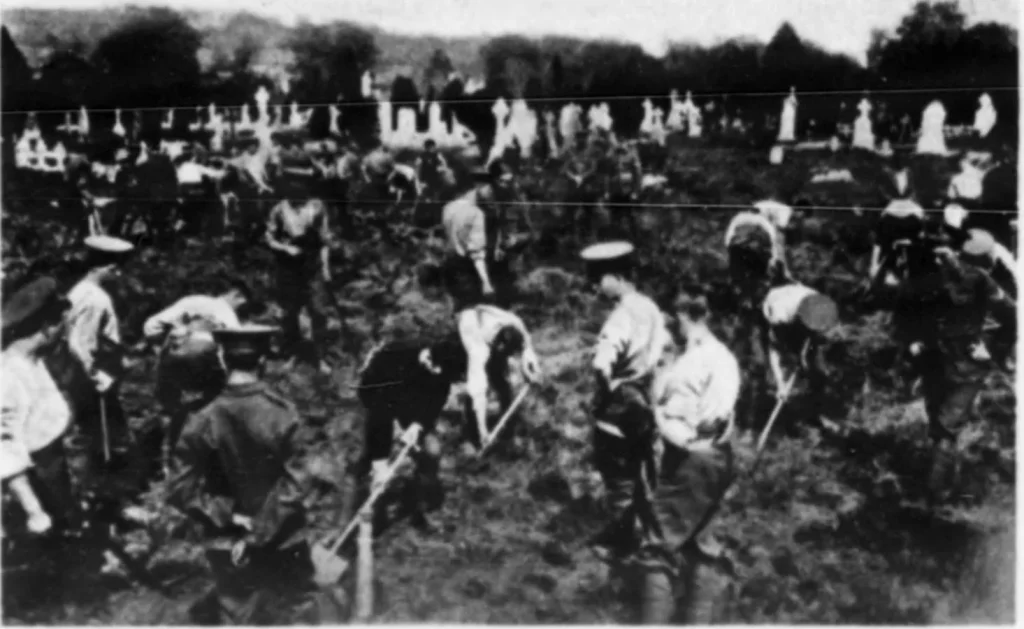 Солдаты с лопатами копают могилы на старом кладбище Куинстауна, май 1915 года