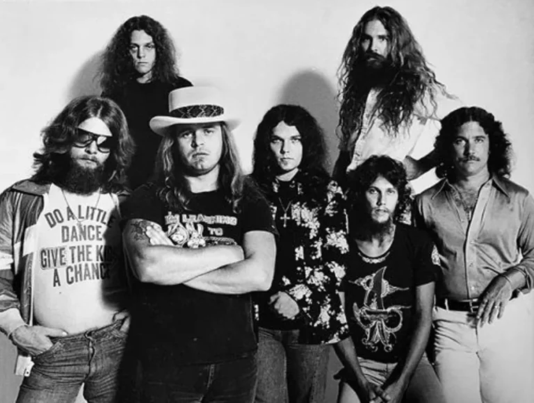 Lynyrd Skynyrd, рекламное фото MCA 1977 года: Ронни Ван Зант в белой шляпе, Стив Гейнс, Гэри Россингтон, Аллен Коллинз, Леон Уилксон, Билли Пауэлл и Артимус Пайл