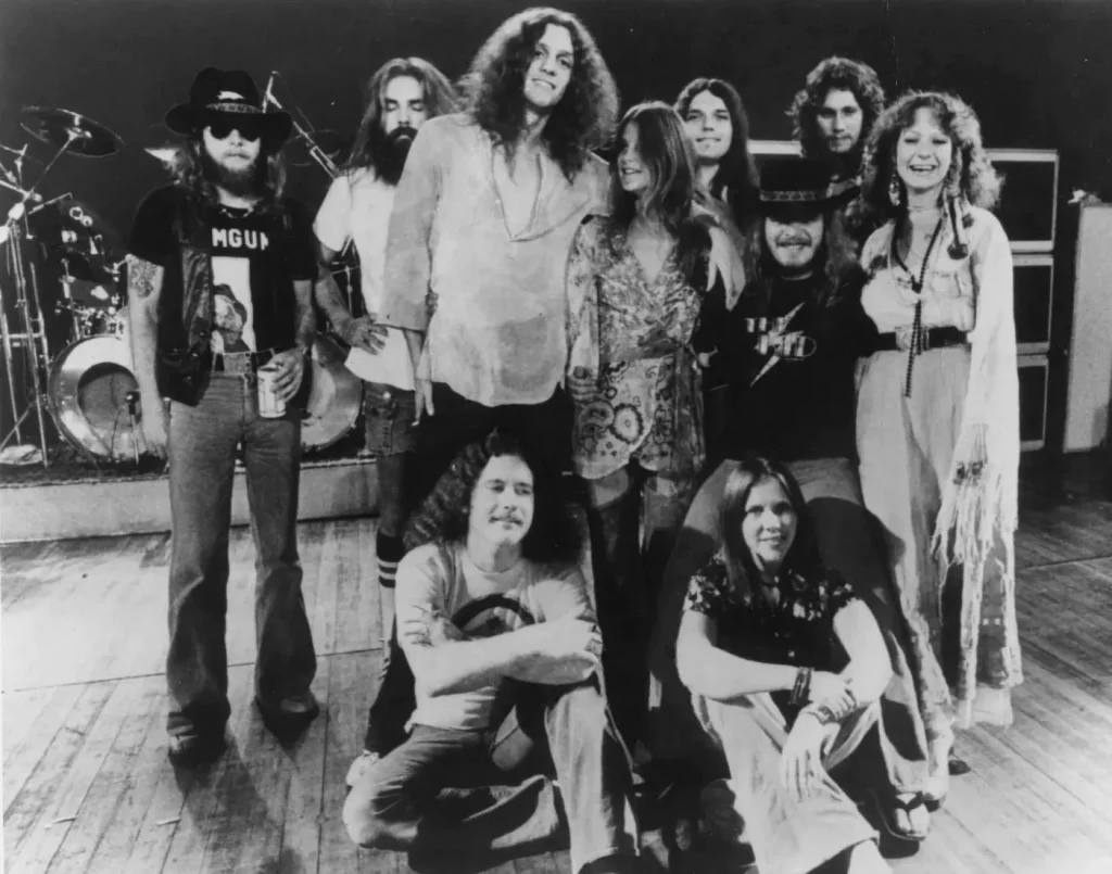 Lynyrd Skynyrd и бэк-вокалистки The Honkettes, рекламное фото MCA 1976 года, среди них Кэсси Гейнс