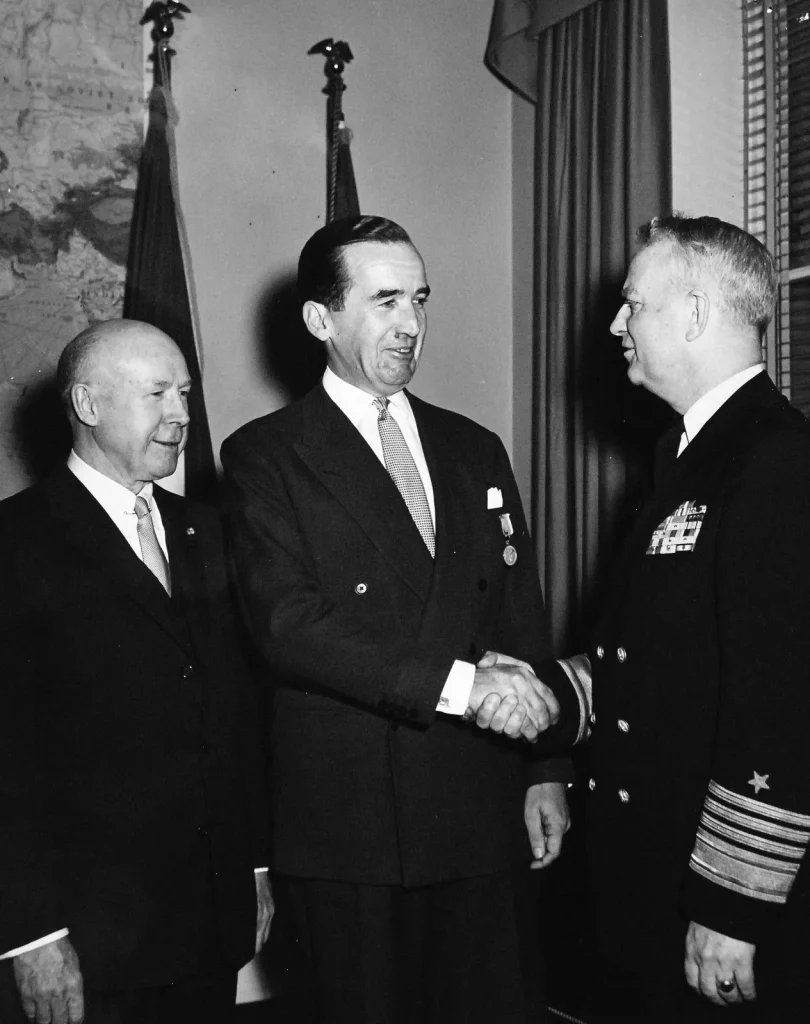 Эдвард Мёрроу получает награду ВМС США, 1957