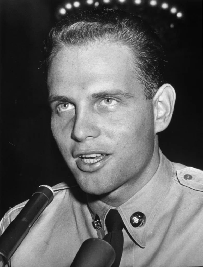 Рядовой Дэвид Шайн, бывший консультант подкомиссии Маккарти, 1954
